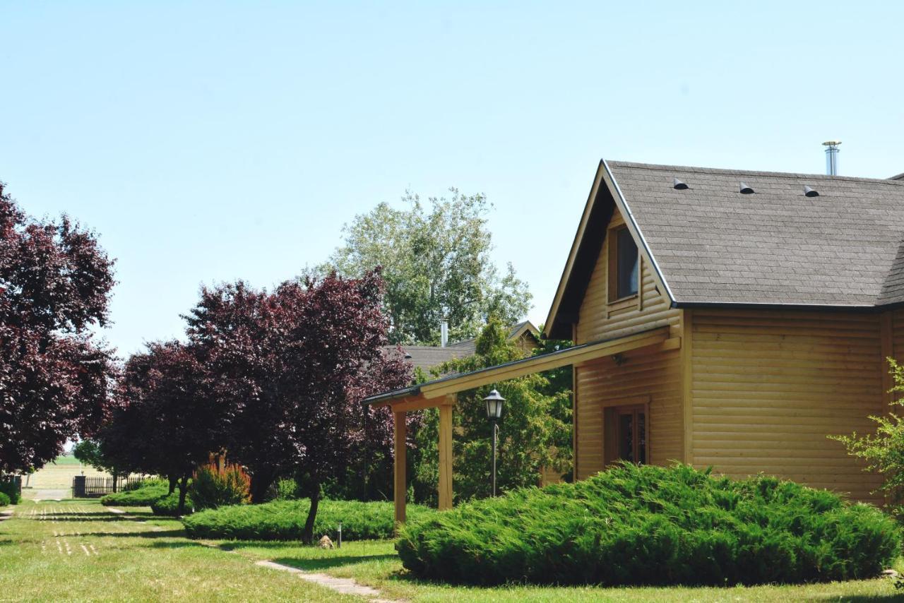 Matko Airport Es Elmenykoezpont Bed & Breakfast Екстериор снимка