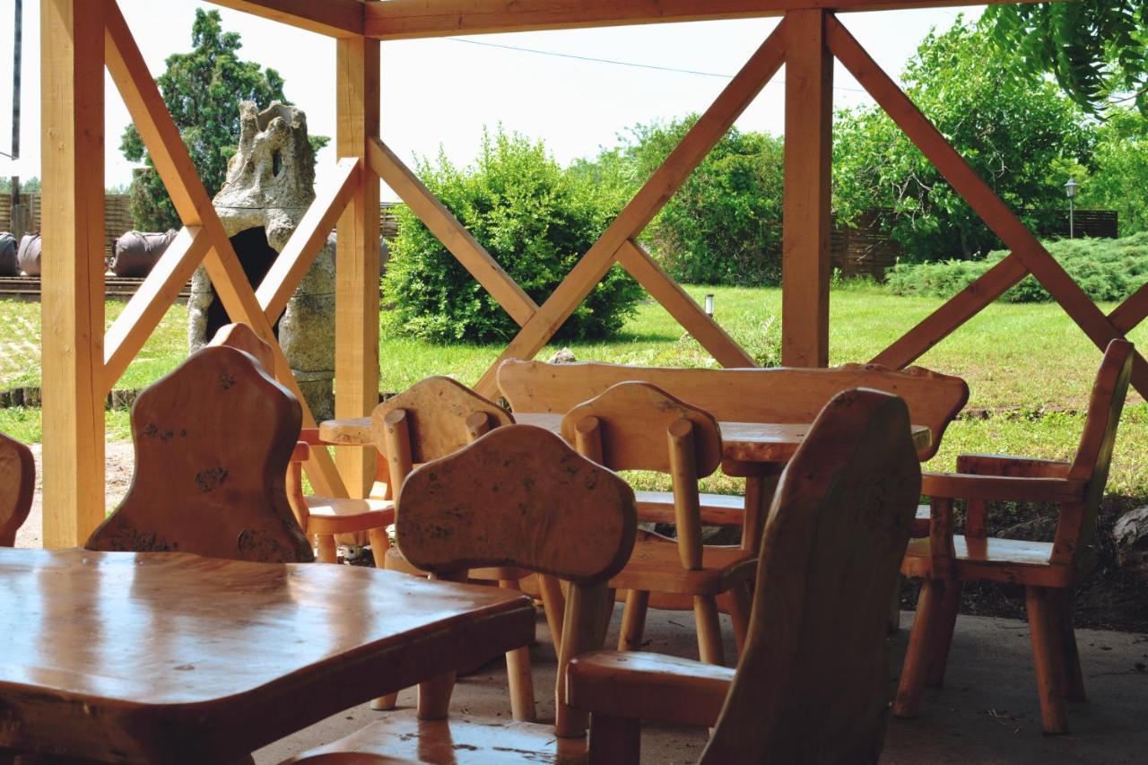 Matko Airport Es Elmenykoezpont Bed & Breakfast Екстериор снимка